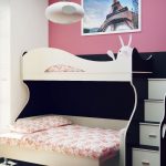 Accogliente camera da letto in un piccolo appartamento
