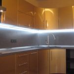 Accogliente cucina gialla con illuminazione aggiuntiva