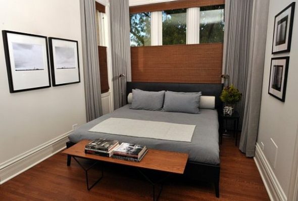 Camera da letto stretta in stile moderno