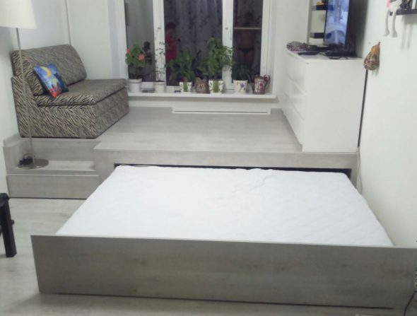 Letto estraibile con divano e TV su podio