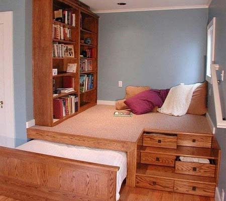 Letto pieghevole-podio con posto per riposare