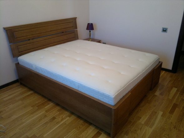Letto alto in legno