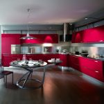 Cucina moderna e luminosa con diversi tipi di illuminazione