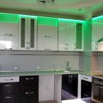 Le luci brillanti aggiungono originalità alla cucina
