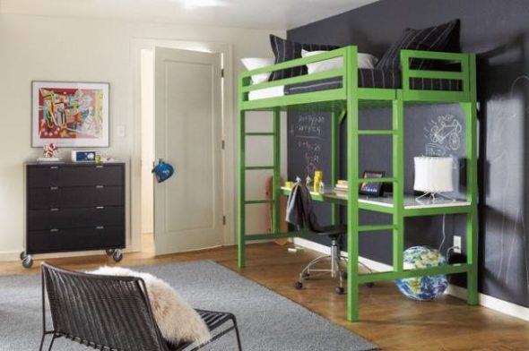 Letto a soppalco verde all'interno