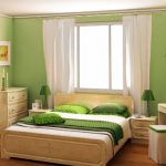 Camera da letto verde con letto vicino alla finestra