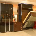 Armadio trasformabile a specchio con letto incorporato