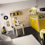 Letto a soppalco giallo con armadio a muro