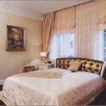 Letto dorato all'interno vicino alla finestra