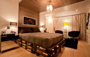 Letto realizzato con pallet di legno all'interno