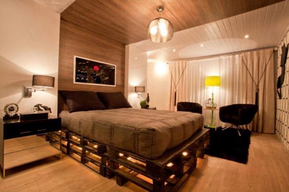 Letto realizzato con pallet di legno all'interno