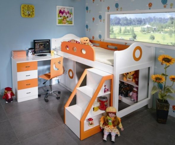 Foto di un letto a soppalco con area giochi