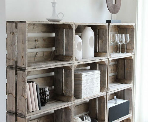 Credenza per casa estiva realizzata con scatole