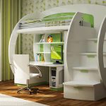 Letto a soppalco bianco dalla forma insolita all'interno