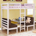 Letto a soppalco bianco con tavoli e sedie sottostanti