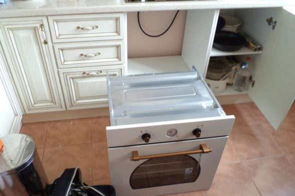 Cucina bianca con box pronto per gli elettrodomestici