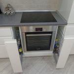 Cucina bianca con elettrodomestici da incasso