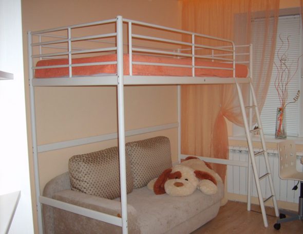Letto a soppalco in metallo bianco all'interno della stanza