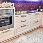 Cucina angolare bianca con forno su mobile alto