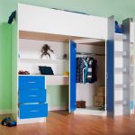 Letto a soppalco bianco e blu con armadio angolare e zona studio