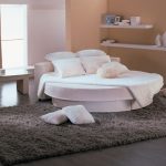 Divano letto bianco come la neve per una camera da letto elegante