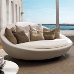 Divano bianco su una terrazza aperta