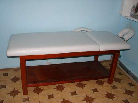 Tavolo bianco con struttura in legno