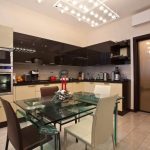 Ampia cucina con armadio a muro