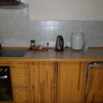 Grande cucina fai da te realizzata con assi di legno