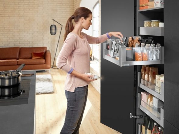 Grande mobile alto in cucina per riporre gli oggetti
