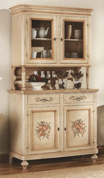 Bellissimo buffet dopo il restauro