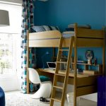 Letto a soppalco in legno con grande tavolo