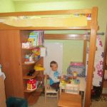 Letto a soppalco in legno con mobili personalizzati