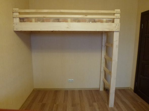 Letto a soppalco in legno con le tue mani