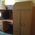 Letto in legno con scrivania per computer e armadio
