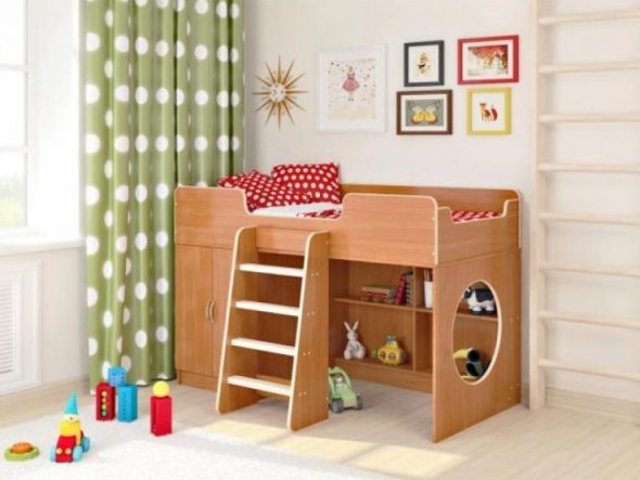 Letto in legno con mobiletto e ripiani