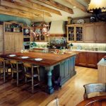 Cucina antica in legno con isola al centro