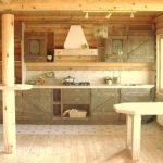 Cucina in legno in una casa in legno