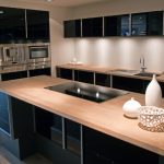 Mobili in legno con elettrodomestici incorporati