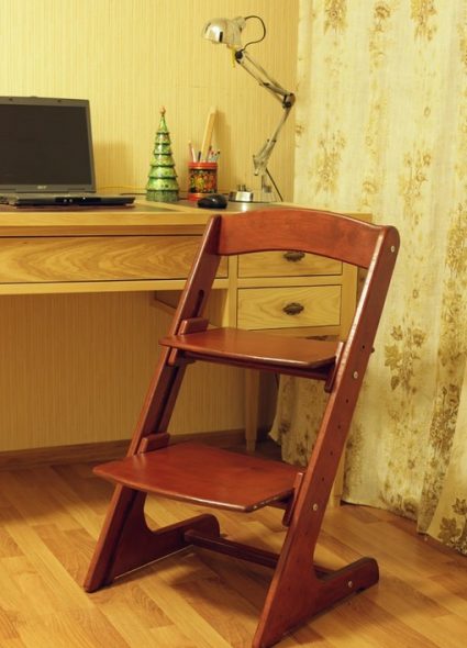 Sedia in legno per la crescita del bambino