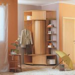Mobiletto in legno dalla forma insolita