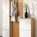 Armadio in legno nel corridoio