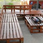 Angolo in legno con tavolo