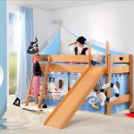 Letto da gioco per bambini con scivolo in faggio massello