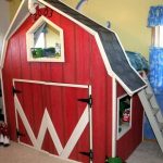 Letto a soppalco per bambini a forma di casa con spazio giochi sottostante