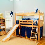 Letto a soppalco per bambini a forma di fortezza con area giochi sottostante e scivolo