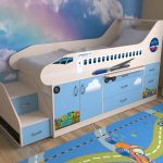 Letto per bambini con sponde a forma di aeroplano
