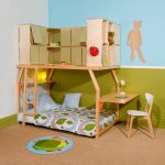 Letto per bambini con posizionamento inferiore e armadi nel soppalco