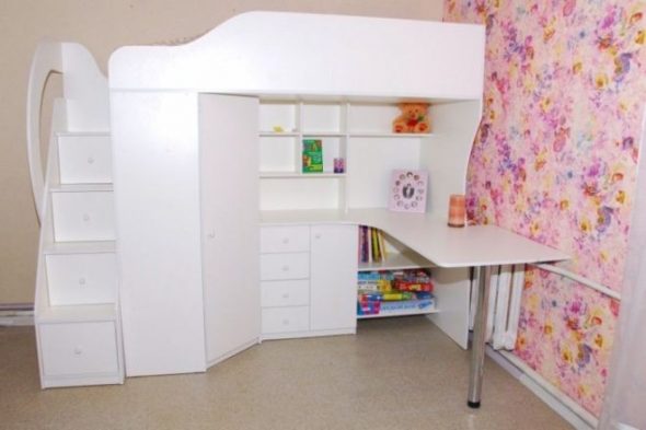 Letto a soppalco bianco, armadio e scrivania