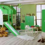 Cameretta verde per bambini con letto a forma di casa